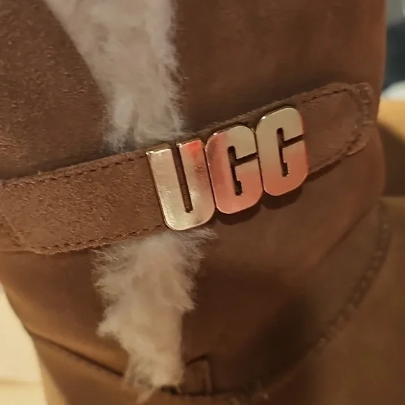 Brand New Bailey Ugg with metal graphic (chestnut).. size 7 - Picture 6 of 7